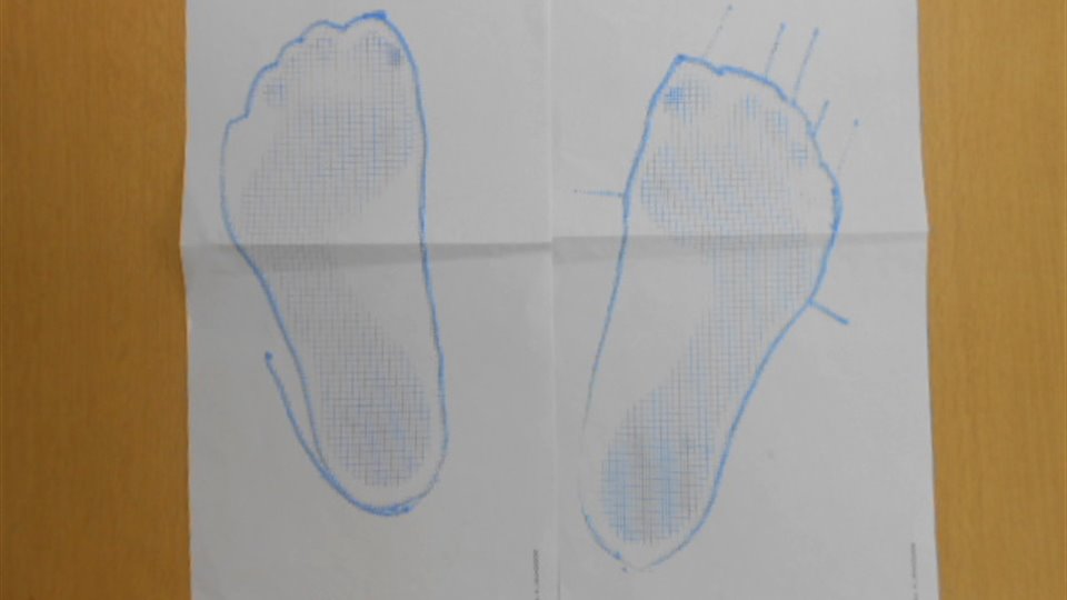 紙にうつしたフットプリント。足裏の形と、ふちをなぞった線