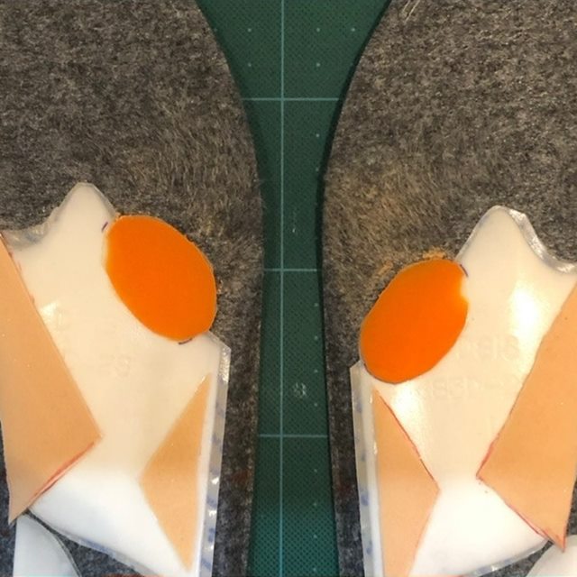 オレンジのインソールに白いパッドを貼り付けたところ。左右一足ぶんの全体