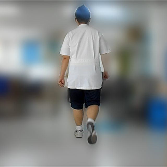 歩いている後ろ姿。歩き方を確認しているところ