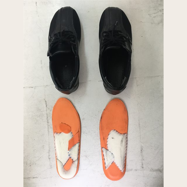 黒い靴と、その靴に入れるオーダーインソール